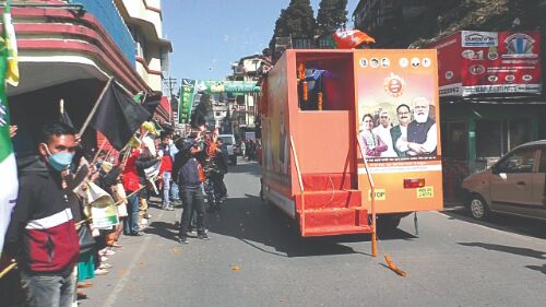 BJPs roadshow runs into black flags in Darjeeling