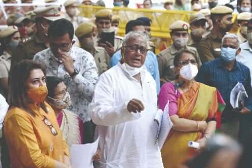 TMC team meets EC, seeks high-level probe into attack on Mamata TMC team meets EC, seeks high-level probe into attack on Mamata