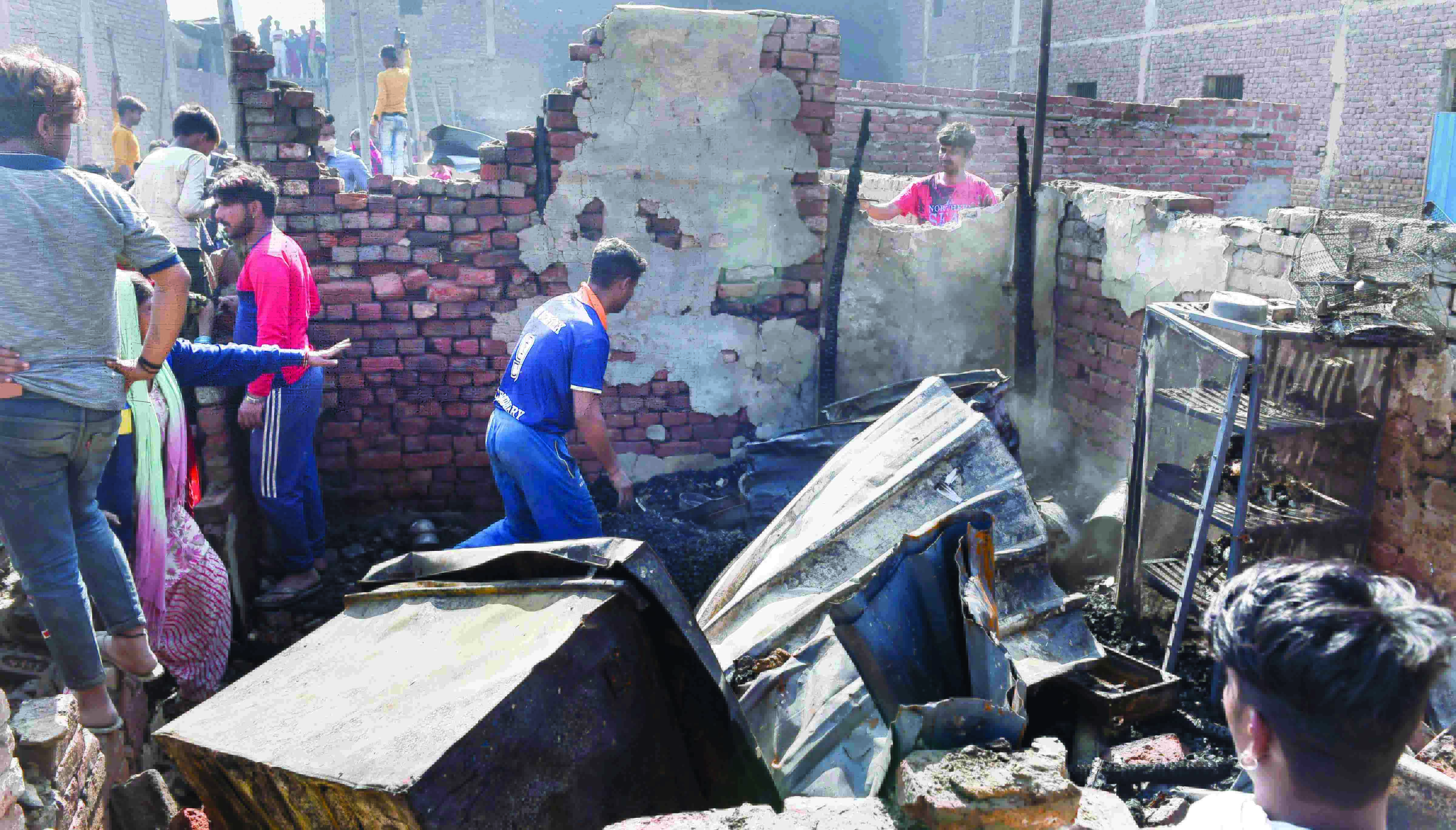 7 die after fire breaks out in shanties of Gokulpuri area