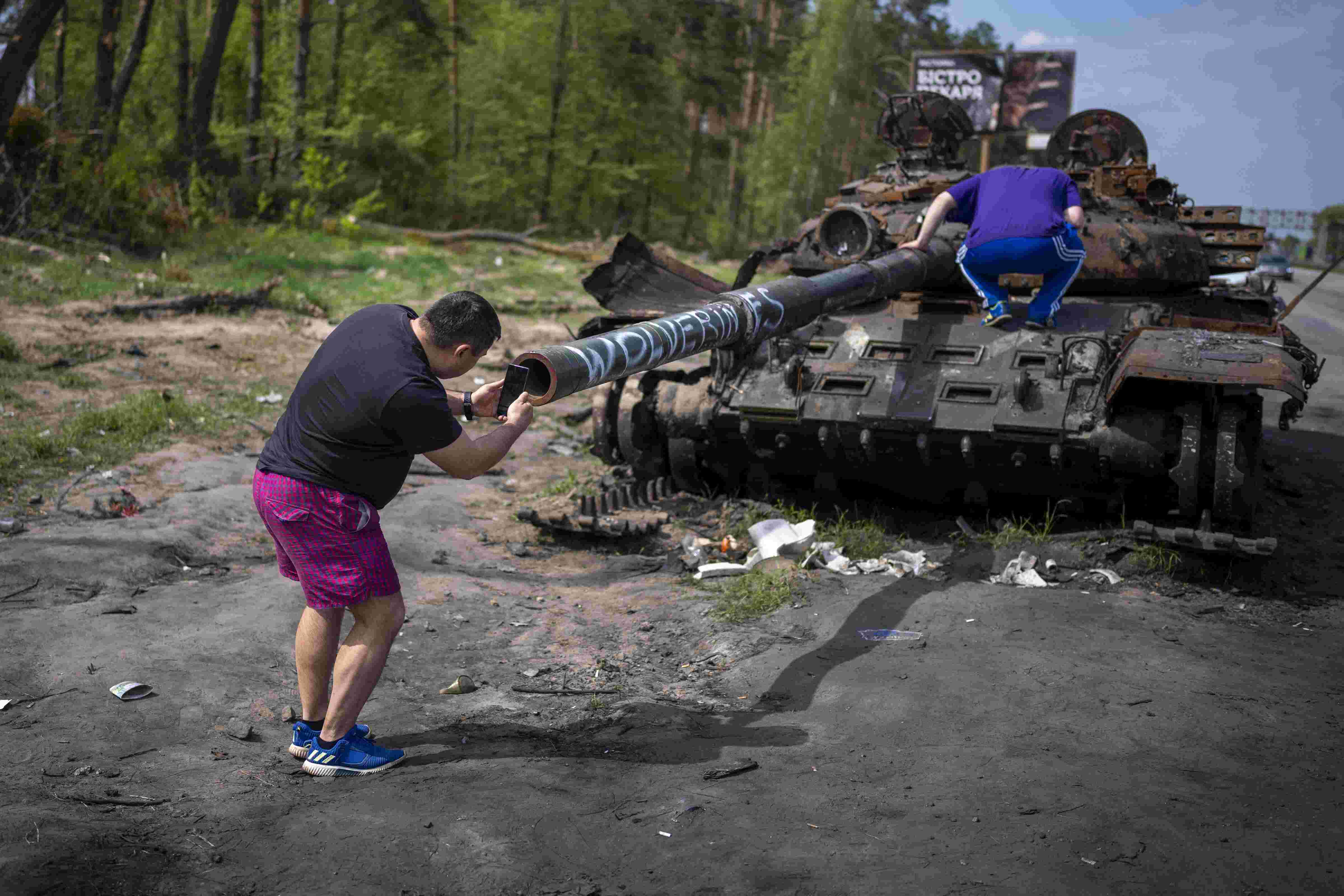 Protect the body: Ukraine volunteers craft armour, camouflage
