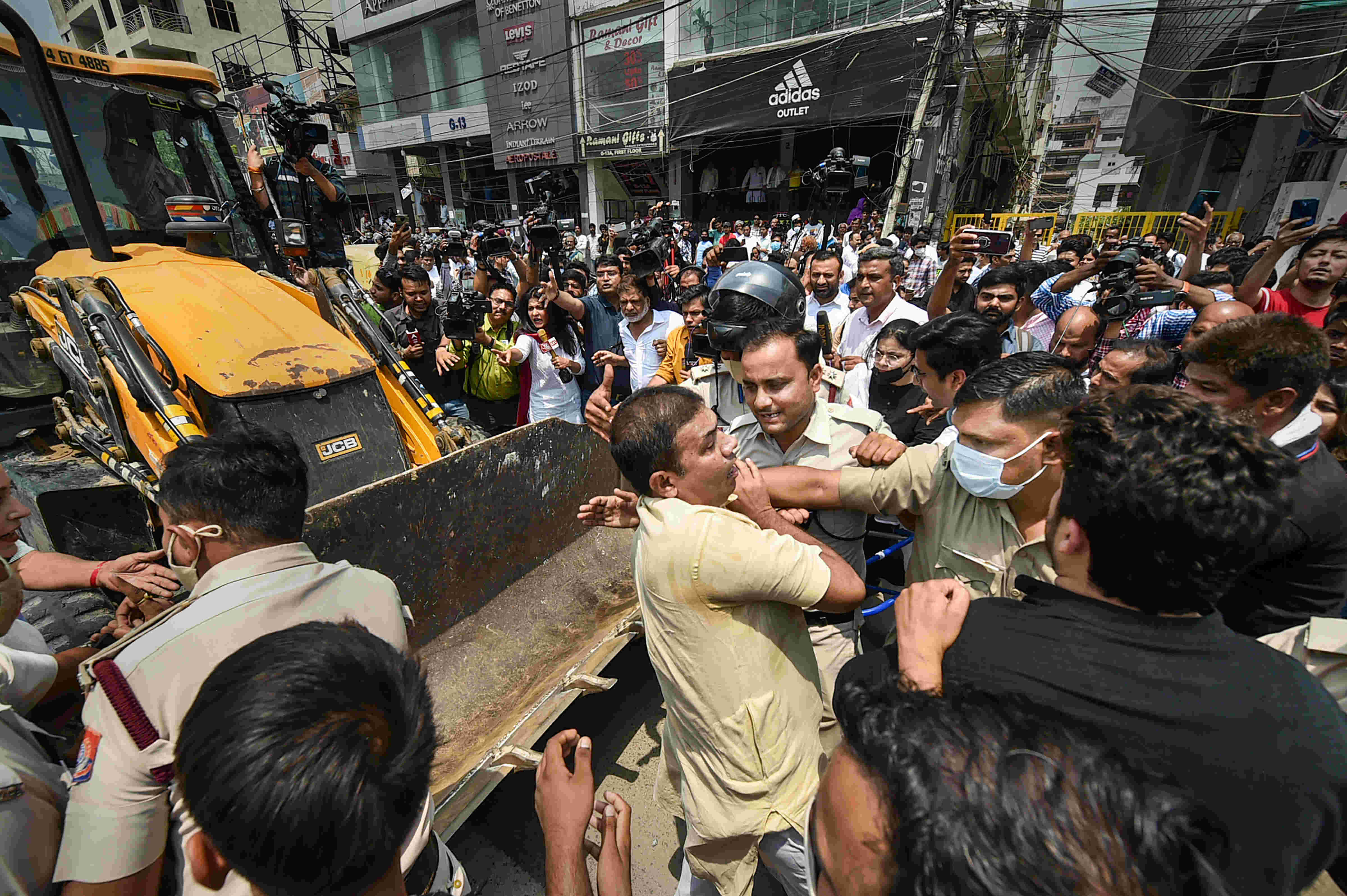 Protests erupt as bulldozers roll into Delhis Shaheen Bagh, return without action