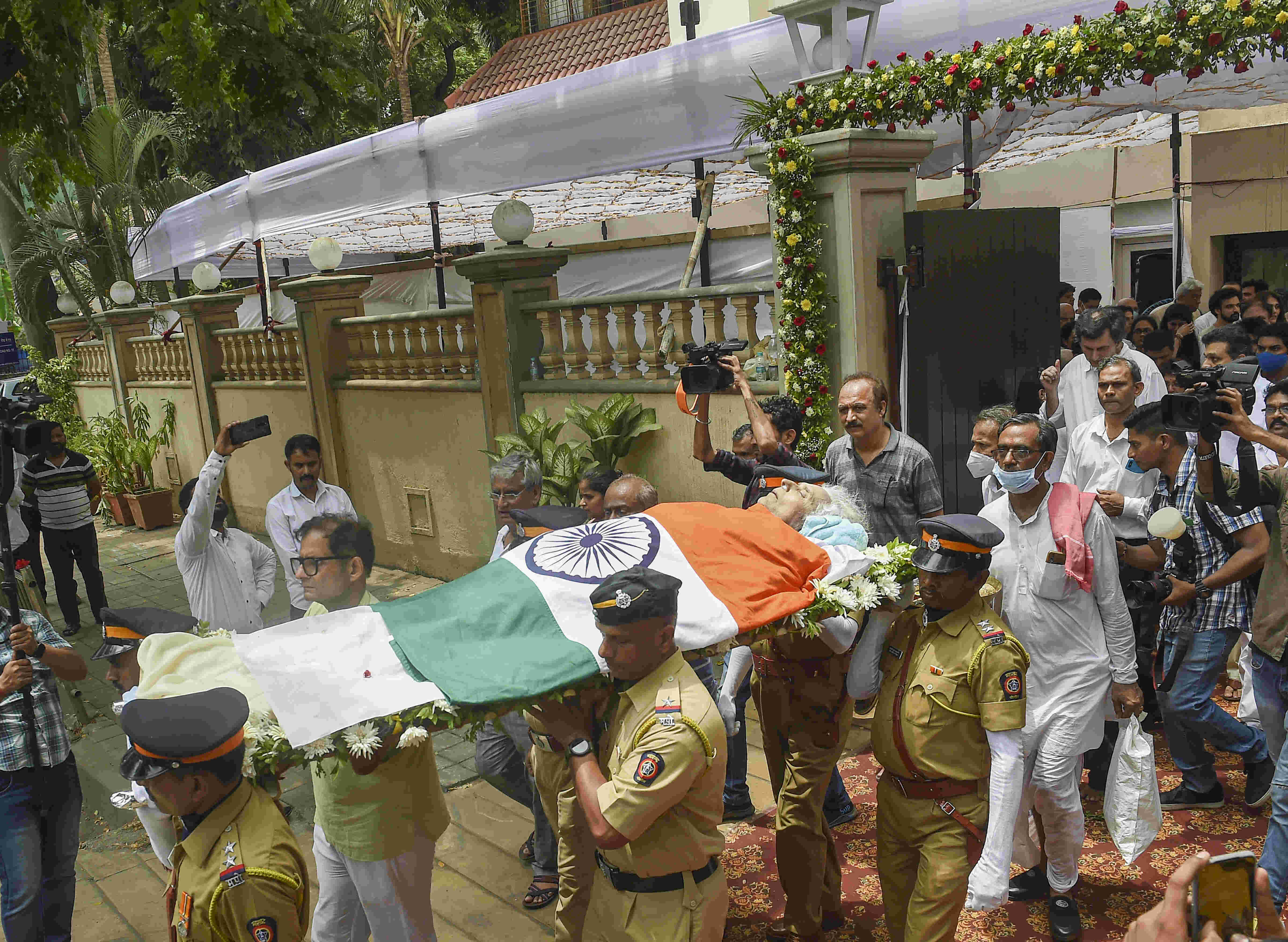 Shiv Kumar Sharma cremated with full state honours