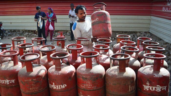 LPG price hiked by Rs 3.5, crosses Rs 1,000 mark