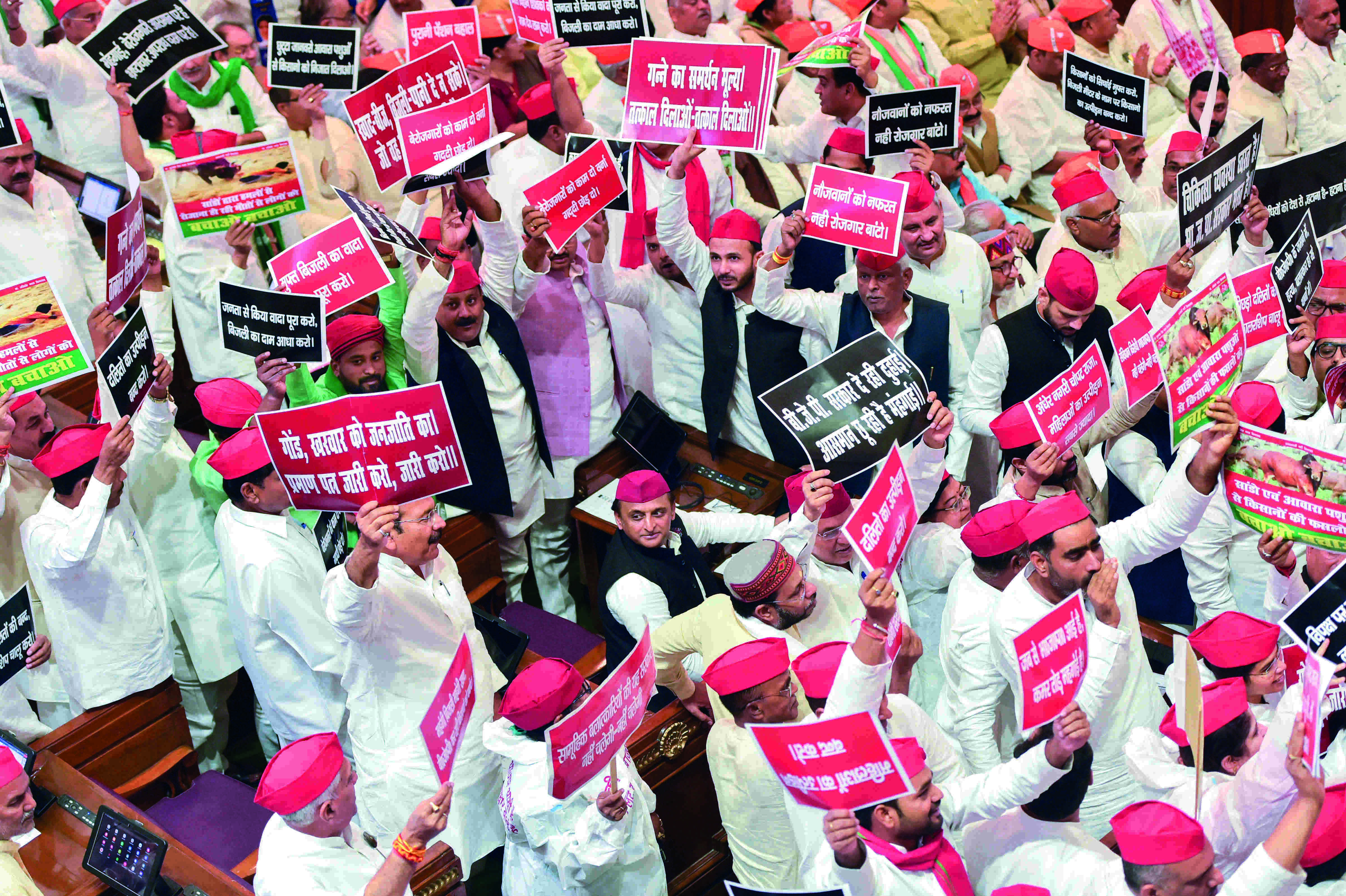 SP protests during Governors address in UP Assembly session