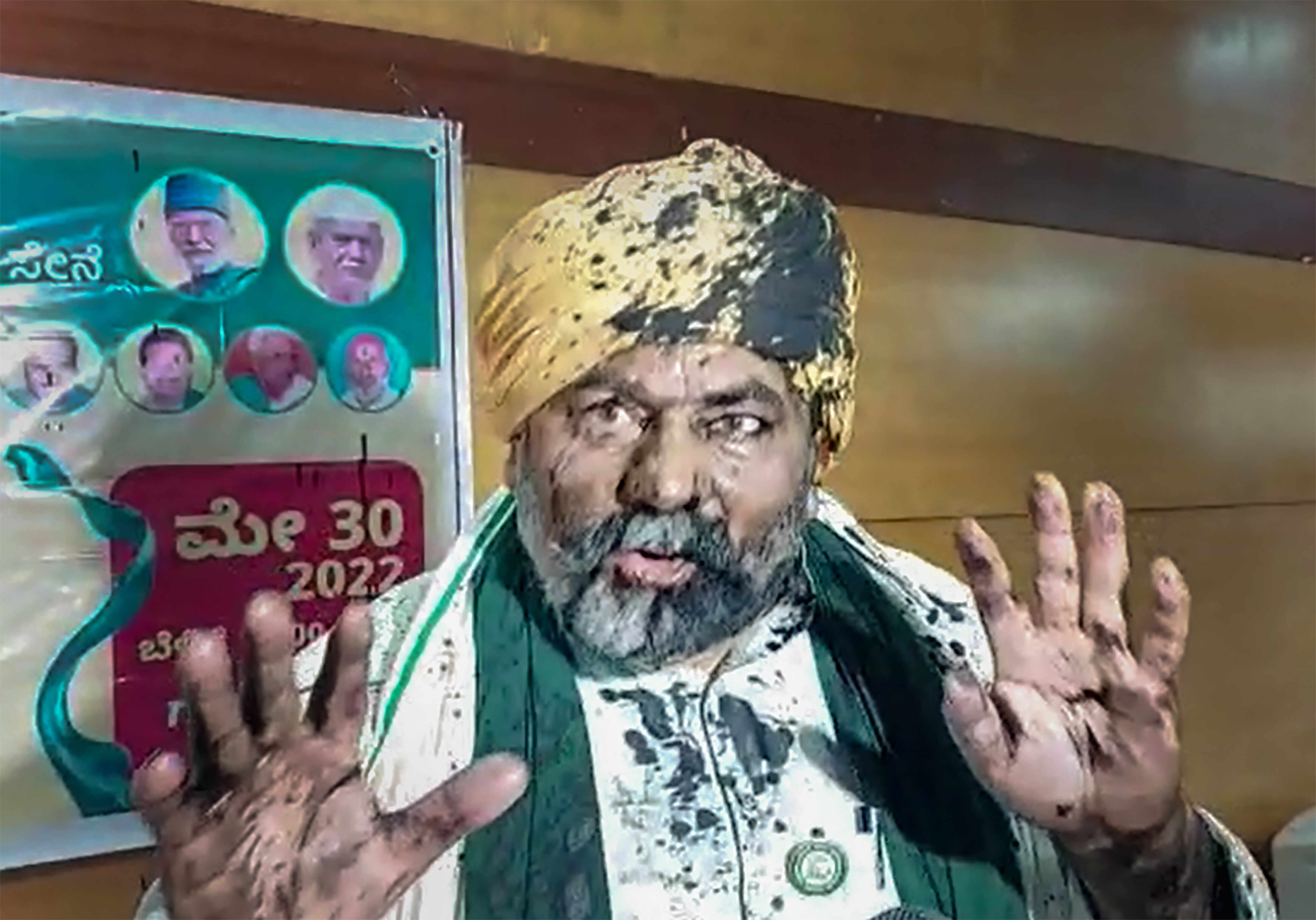 Black ink thrown on farmer leader Rakesh Tikait in Bengaluru