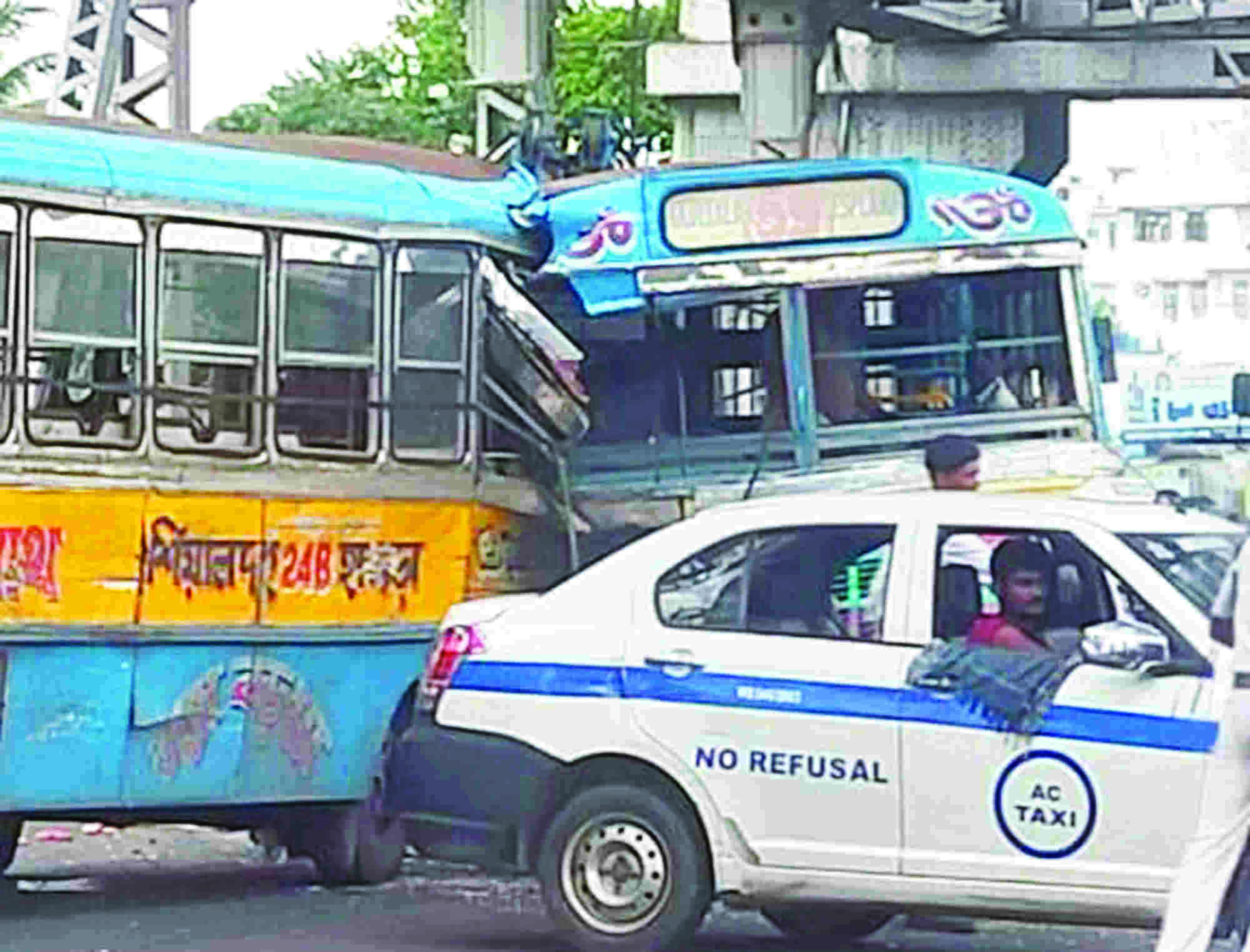 At least 20 people hurt after two buses collide at Howrah Bridge