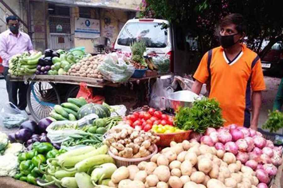 AAP stages protest in Noida, seeks Prezs intervention to check rising prices of vegetables, fuel AAP stages protest in Noida, seeks Prezs intervention to check rising prices of vegetables, fuel