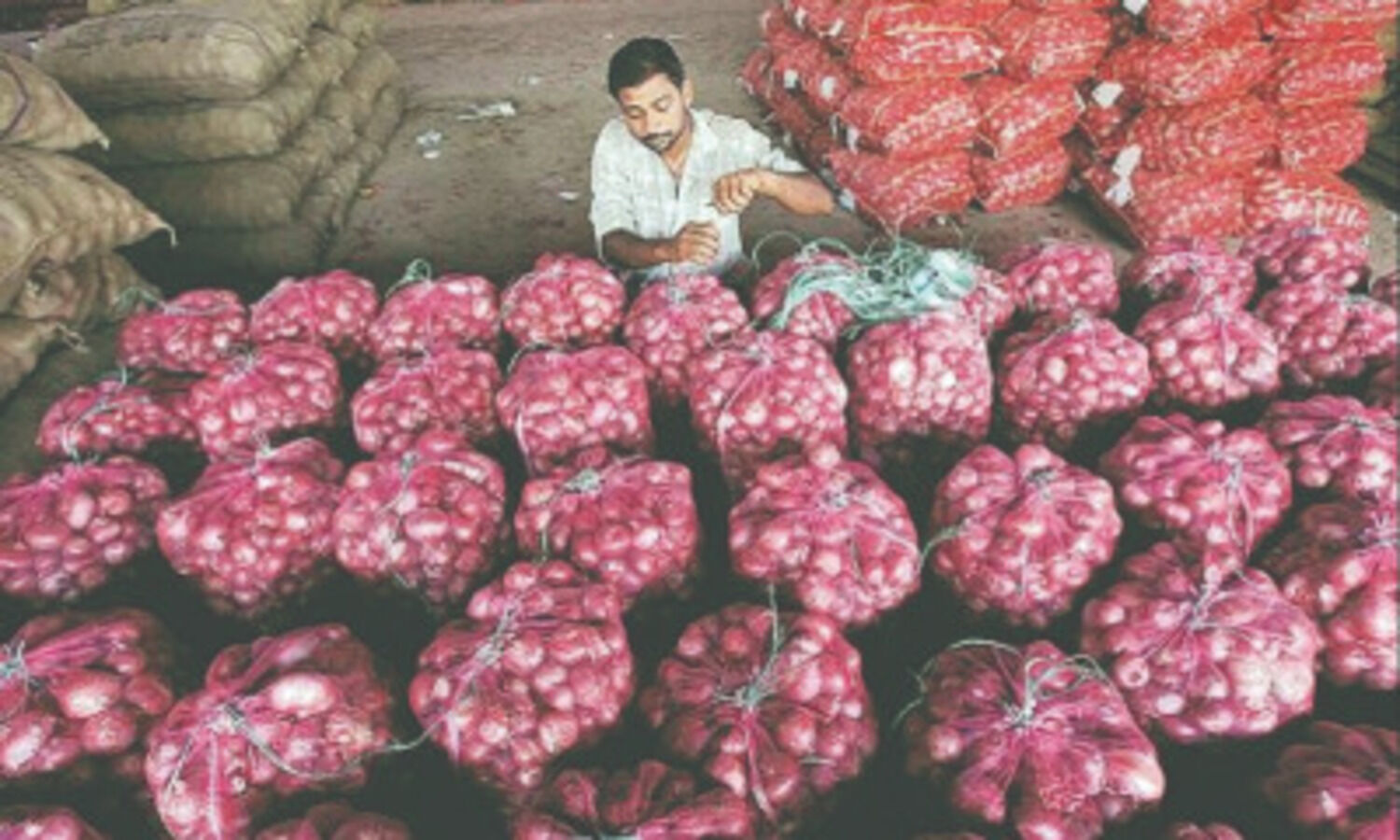 Onion costliest at Rs 100/kg in Bluru;   lowest at Rs 35/kg in just two cities