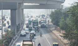 Delhis air quality improves to poor with speedy winds Delhis air quality improves to poor with speedy winds