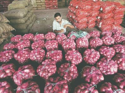 Onion costliest at Rs 100/kg in Bluru;   lowest at Rs 35/kg in just two cities