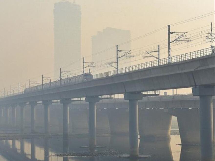 Haze chokes Delhi, pollution levels highest since November last year