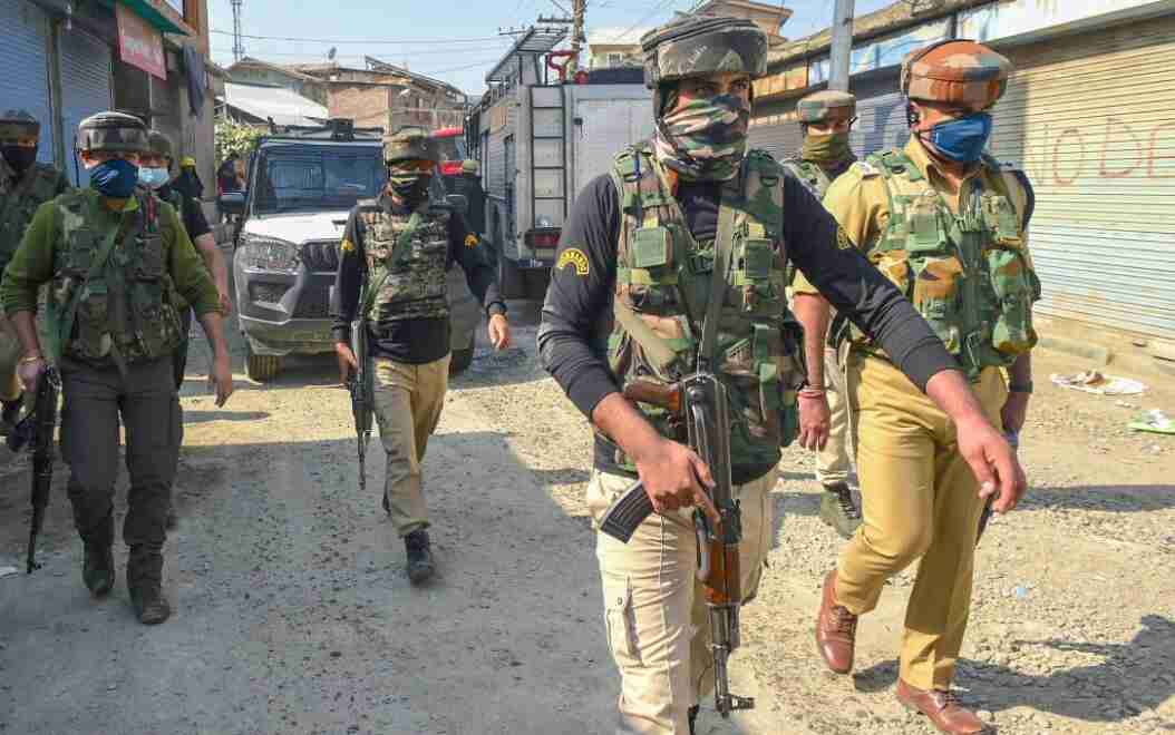 4 security forces personnel, 3 militants killed during infiltration bid by ultras in J&Ks Machil 4 security forces personnel, 3 militants killed during infiltration bid by ultras in J&Ks Machil