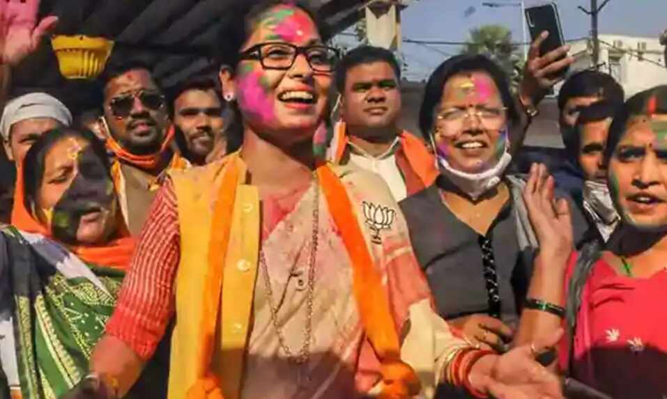 2.7 crore of over 4 crore votes polled in Bihar polls counted till 5.30 pm : EC 2.7 crore of over 4 crore votes polled in Bihar polls counted till 5.30 pm : EC