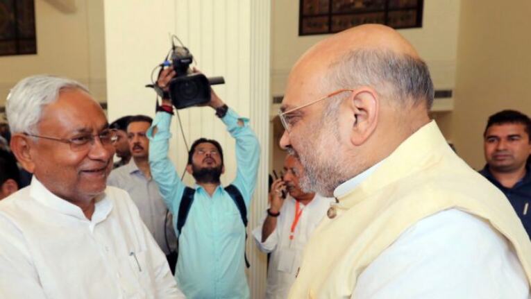Amit Shah dials Nitish as NDA maintains marginal lead in Bihar Amit Shah dials Nitish as NDA maintains marginal lead in Bihar