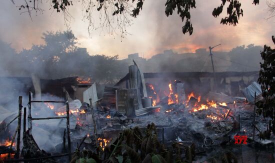 Fire breaks out in Kolkatas Topsia area, 20 shanties gutted Fire breaks out in Kolkatas Topsia area, 20 shanties gutted