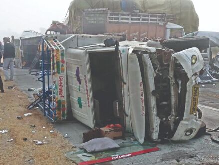 Low visibility kills 2 in 8-vehicle pile-up on Yamuna Expressway Low visibility kills 2 in 8-vehicle pile-up on Yamuna Expressway