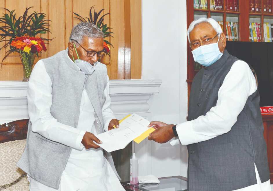 Nitish meets Guv, tenders resignation, recommends dissolution of Assembly