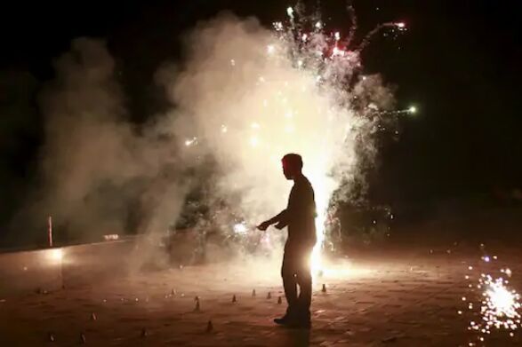 15 held for bursting crackers in Kolkata on Kali puja-Diwali evening 15 held for bursting crackers in Kolkata on Kali puja-Diwali evening
