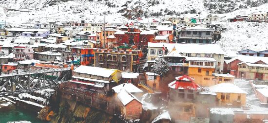 Heavy snowfall in J&K, Ukhand, Himachal; avalanche warning in four Kashmir districts