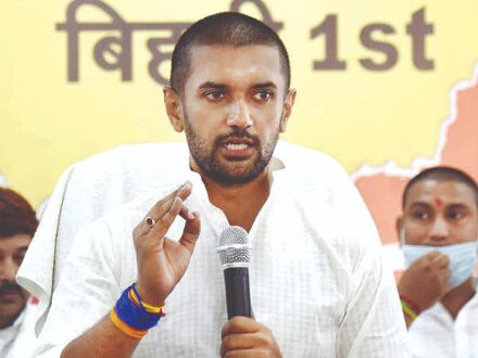 Nitish faces derisive comments by Tejashwi, Chirag