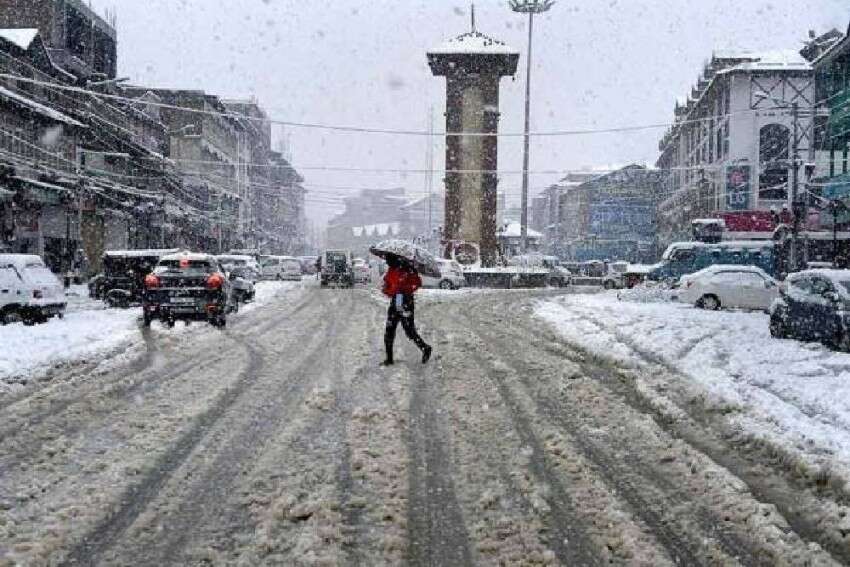 Snowfall, rains in Kashmir valley for second day