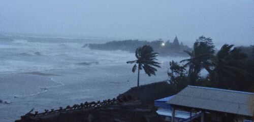 At least 4 killed in Tamil Nadu, Andhra as Nivar crosses coast near Puducherry At least 4 killed in Tamil Nadu, Andhra as Nivar crosses coast near Puducherry