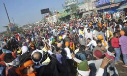 At Delhi-Haryanas Singhu border, 24X7 langar service for protesting farmers