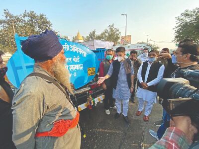 AAP says Centre should immediately act on farmers concerns; Canadian PMs comments unwelcome AAP says Centre should immediately act on farmers concerns; Canadian PMs comments unwelcome