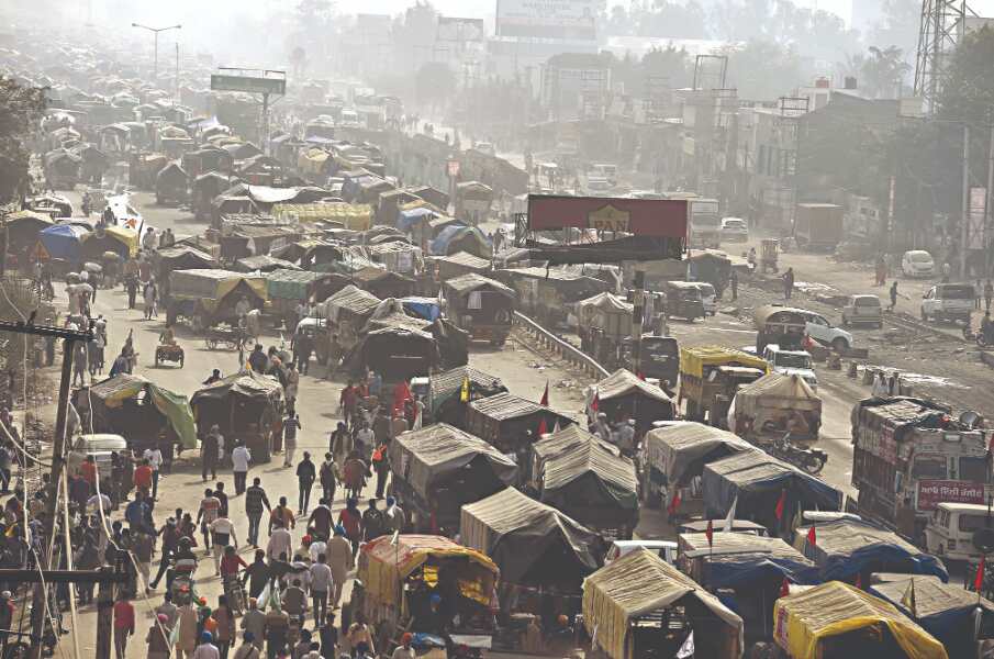 Farmers continue to throng Delhis gates as cops block 7 border points