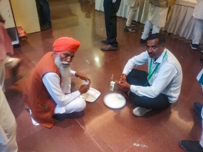 Farmers groups say no to govt food, arrange own lunch at Delhis Vigyan Bhawan Farmers groups say no to govt food, arrange own lunch at Delhis Vigyan Bhawan