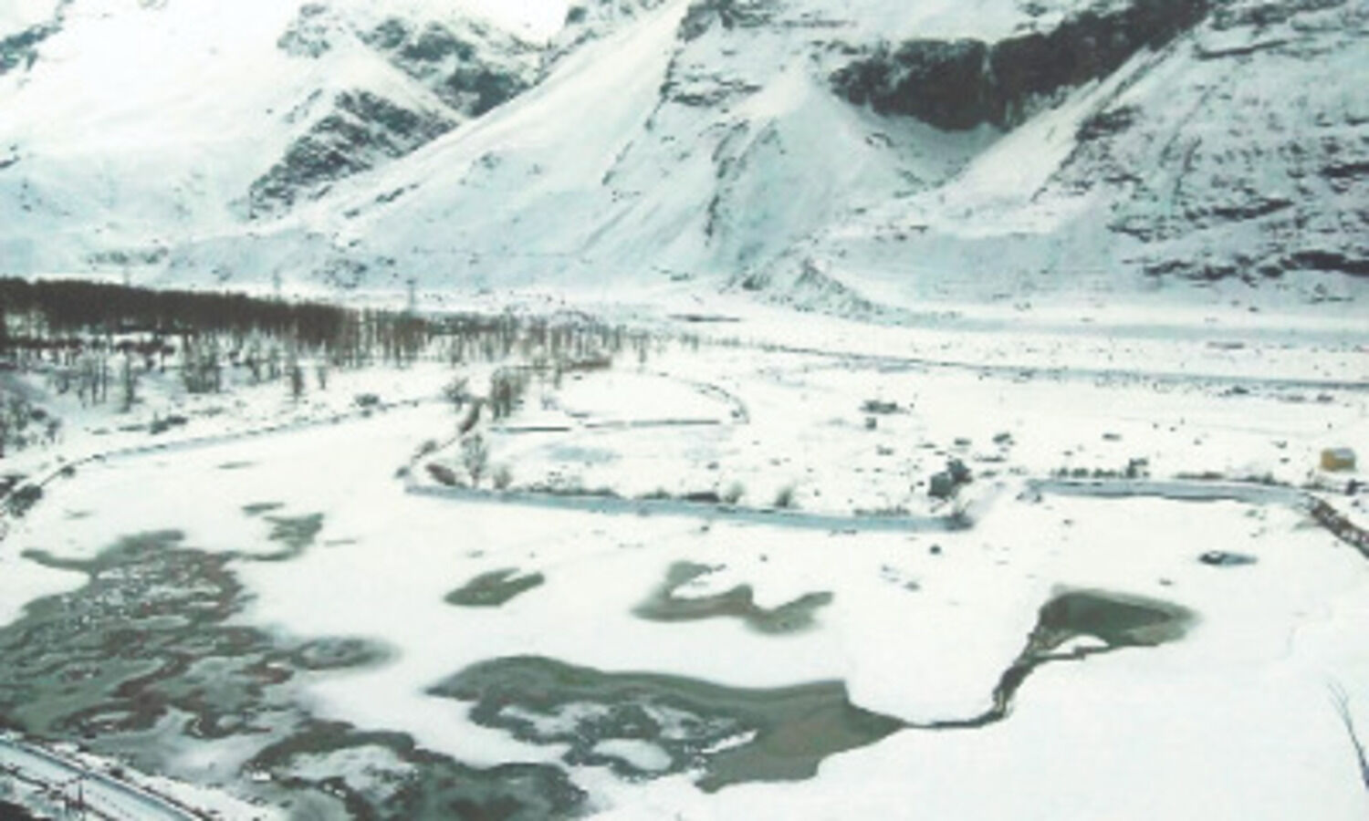 Dry, cold weather in most of North India; rains, snow in J&K