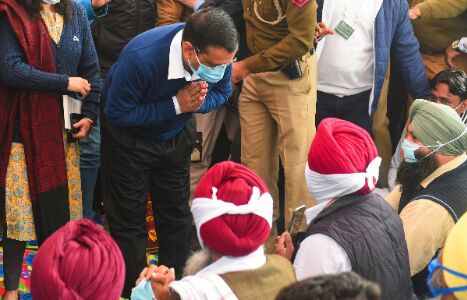 Kejriwal visits Singhu border, reviews arrangements for protesting farmers