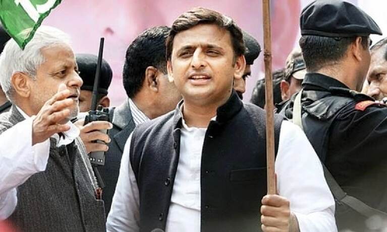 Cops detain Akhilesh Yadav after he sits on dharna on road, breaks cordon