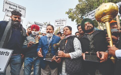 Athletes march towards Rashtrapati Bhavan to return awards, halted midway Athletes march towards Rashtrapati Bhavan to return awards, halted midway