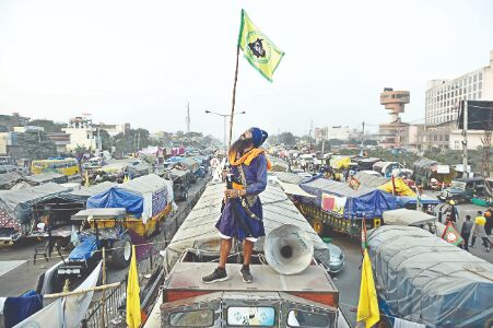 Farmers pouring into borders; traffic still chaotic Farmers pouring into borders; traffic still chaotic
