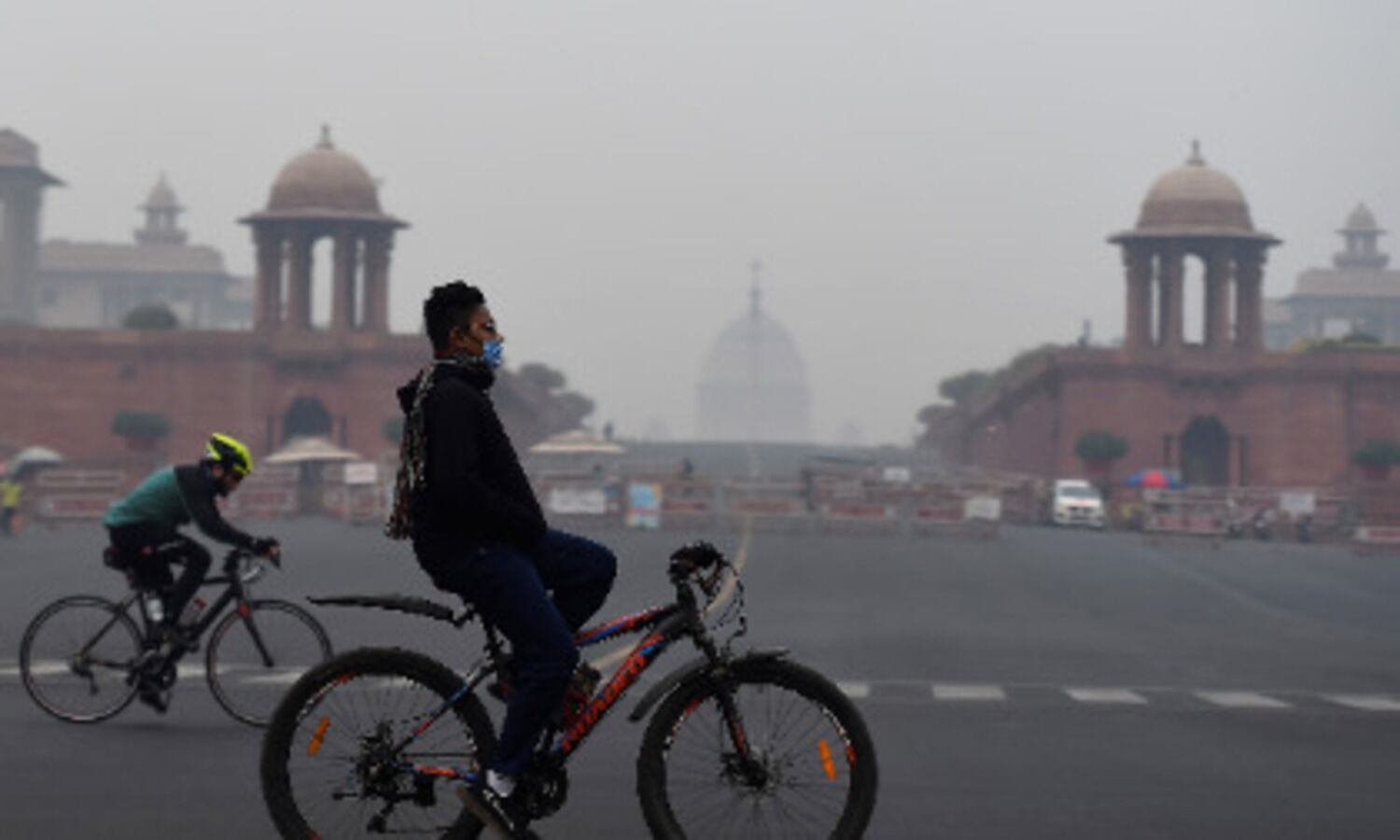 Strong winds, light rain likely to improve Delhis air quality