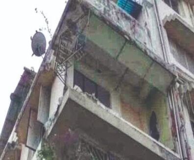 At least three hurt after balcony collapses in Behala