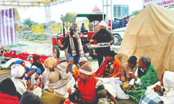 Delhi-Jaipur Expressway: Steadfast in their demand, protesters continue to camp at Shahjahanpur border Delhi-Jaipur Expressway: Steadfast in their demand, protesters continue to camp at Shahjahanpur border