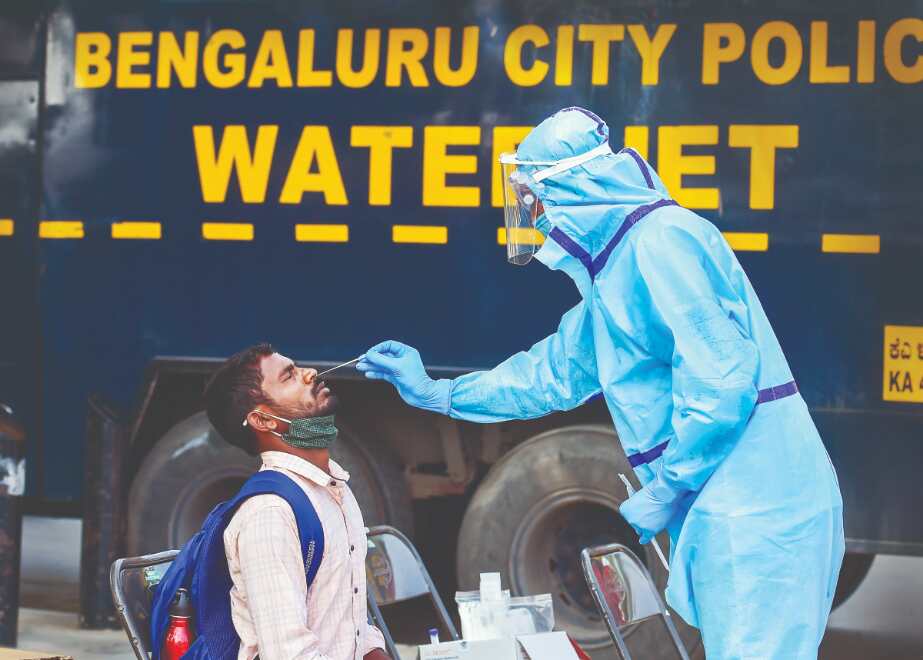 Vaccinate 100-200 people in each session, monitor them for 30 min: Govt in guidelines Vaccinate 100-200 people in each session, monitor them for 30 min: Govt in guidelines
