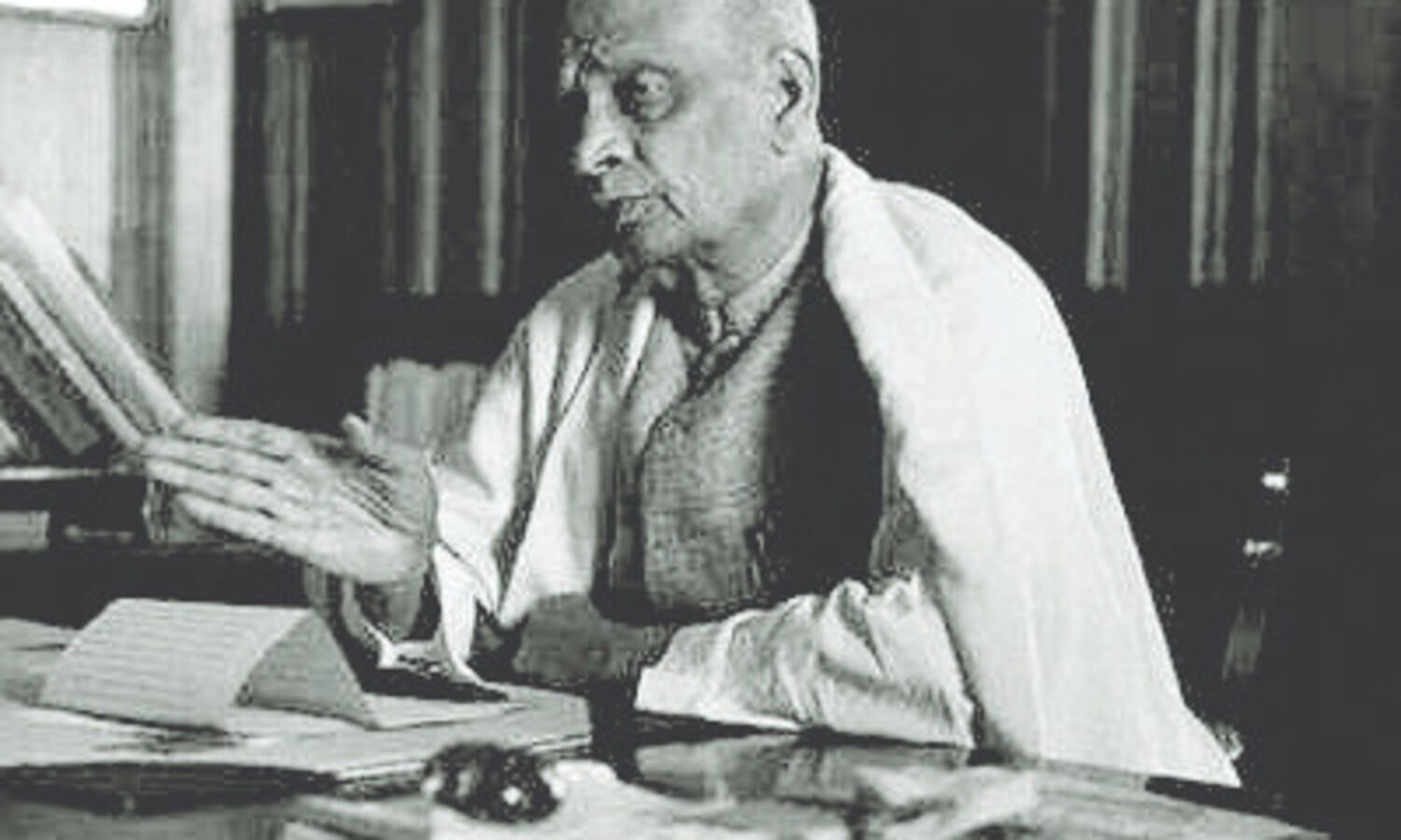 Cong pays tributes to Sardar Patel, Rahul says need to keep his principles in mind