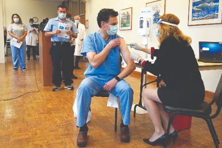 US vaccinations ramp up as feds weigh 2nd COVID-19 shot US vaccinations ramp up as feds weigh 2nd COVID-19 shot