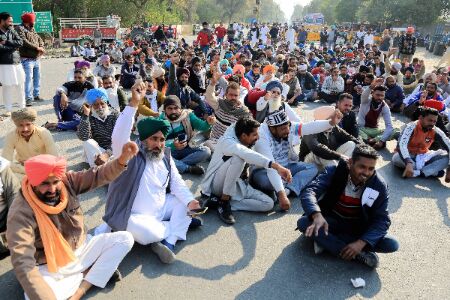 Farmers try to block Chilla border, succeed on one side