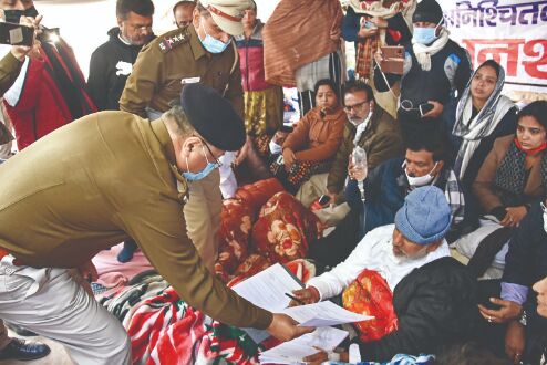 Mayors call off dharna outside CMs residence