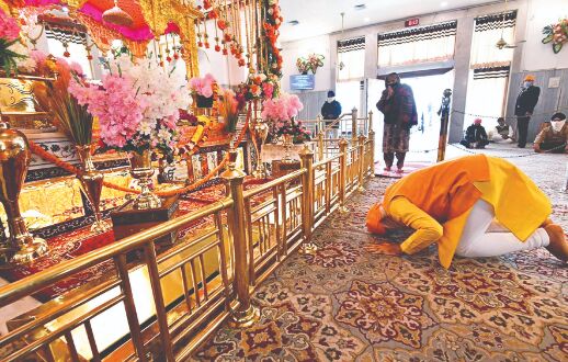PM Modi offers prayers at Gurudwara Rakab Ganj PM Modi offers prayers at Gurudwara Rakab Ganj