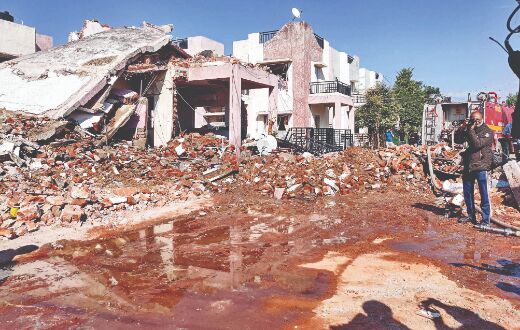 Gujarat: 2 killed, 1 injured as 2 houses collapse after blast Gujarat: 2 killed, 1 injured as 2 houses collapse after blast