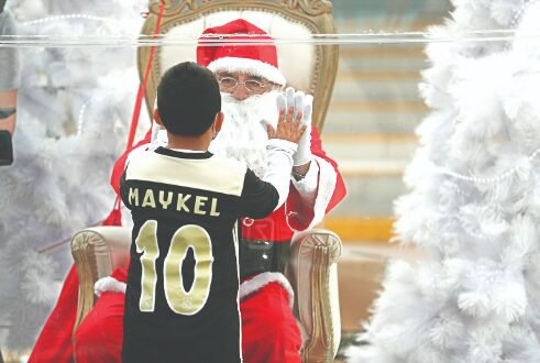 A pandemic Christmas: Churches shut, borders complicated