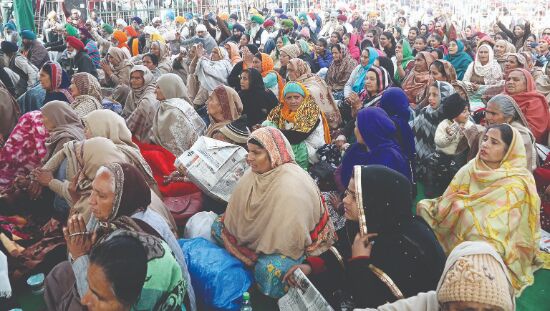 Traffic hit as farmers bang plates for PM Traffic hit as farmers bang plates for PM