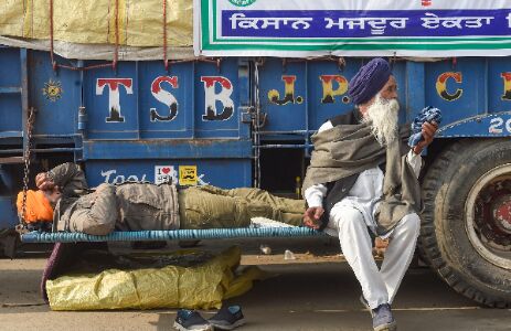 Amid chilling cold, farmer protests bare bodied with tricolour painted on him