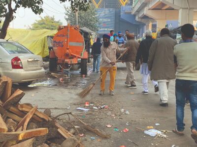Making highway their home, farmers take up cleaning drive Making highway their home, farmers take up cleaning drive