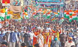 Preachers of fanatic politics claiming to turn state into Sonar Bangla: Mamata Preachers of fanatic politics claiming to turn state into Sonar Bangla: Mamata